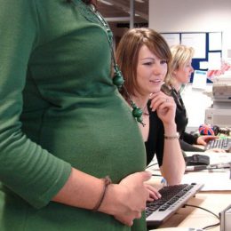 Продление срочного трудового договора с беременной сотрудницей