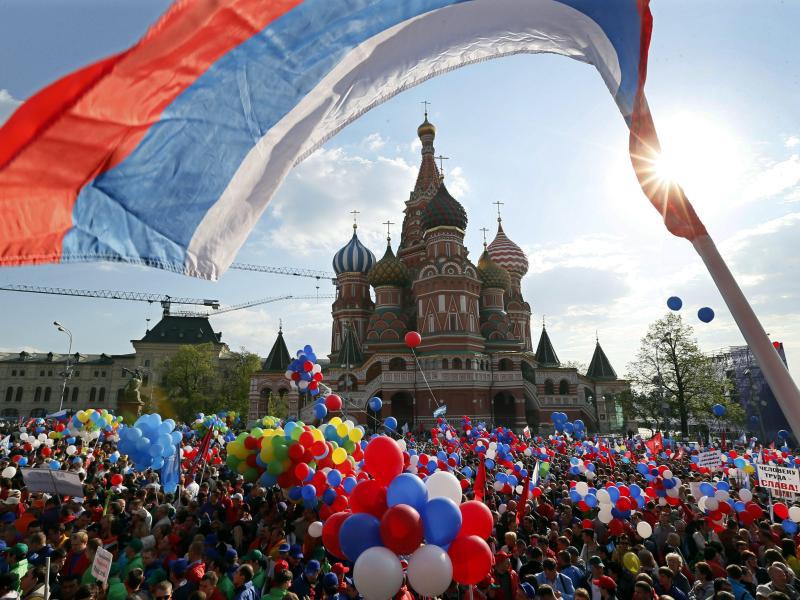 Отменить новогодние каникулы, вернуть 7 ноября и ввести День воссоединения Крыма с Россией